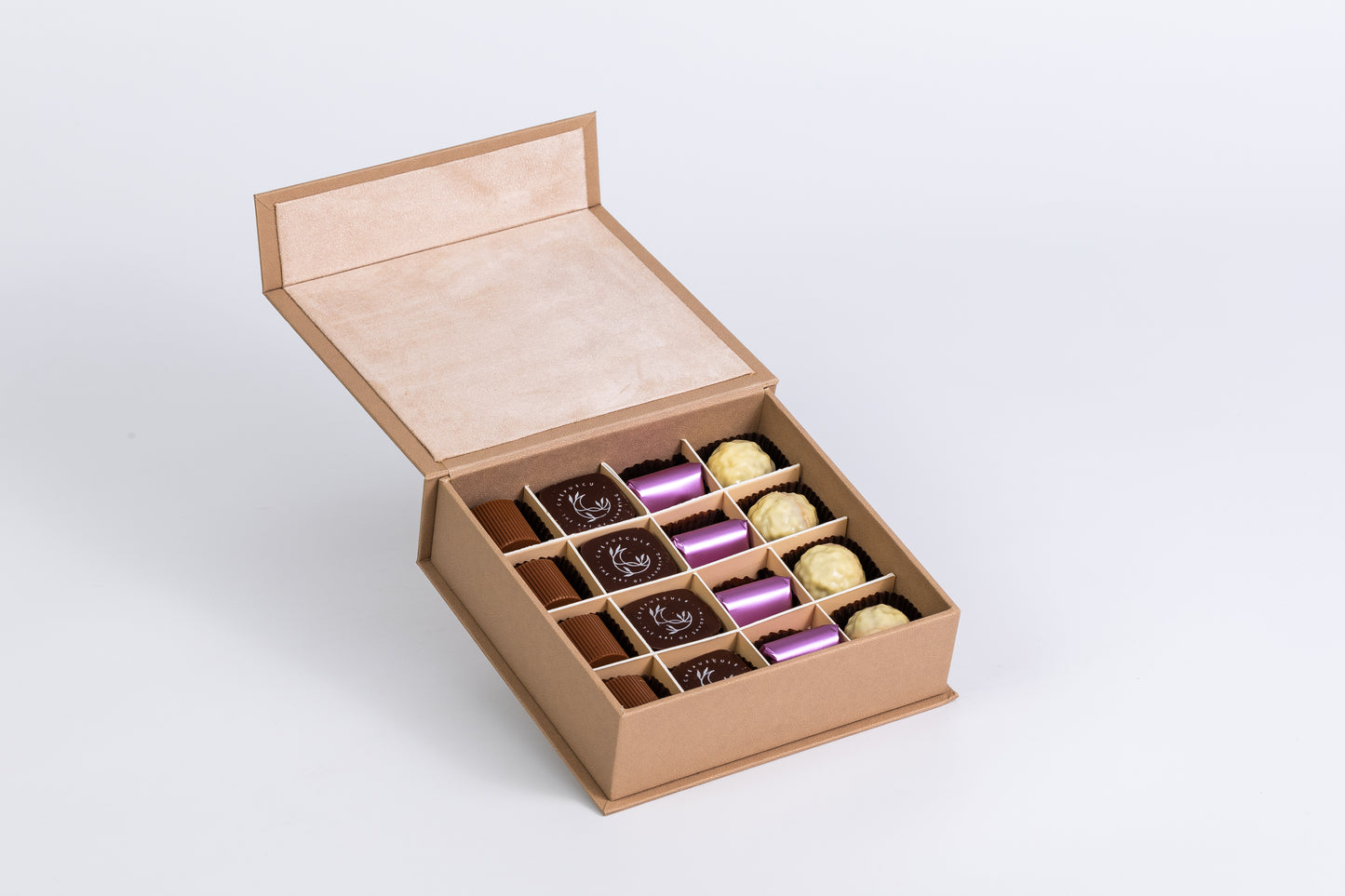 Boîte Éveil – 16 chocolats doux & fruités