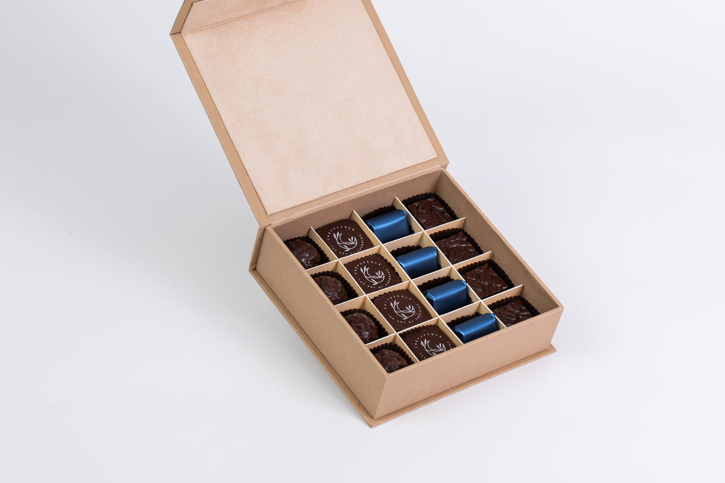 Boîte Obscura – 16 chocolats noirs intenses & profonds